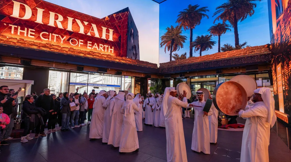 تحوّلت «رحلة من نور» في «أوترنت» لندن إلى نموذج جديد للسرد الثقافي باستخدام التكنولوجيا الغامرة (Outernet)