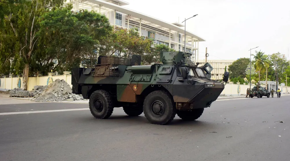 المركبات المدرعة العسكرية تظهر أمام مقر محطة الإذاعة والتلفزيون في بنين وذلك بعد يوم من إحباط القوات المسلحة لمحاولة انقلاب (رويترز) 