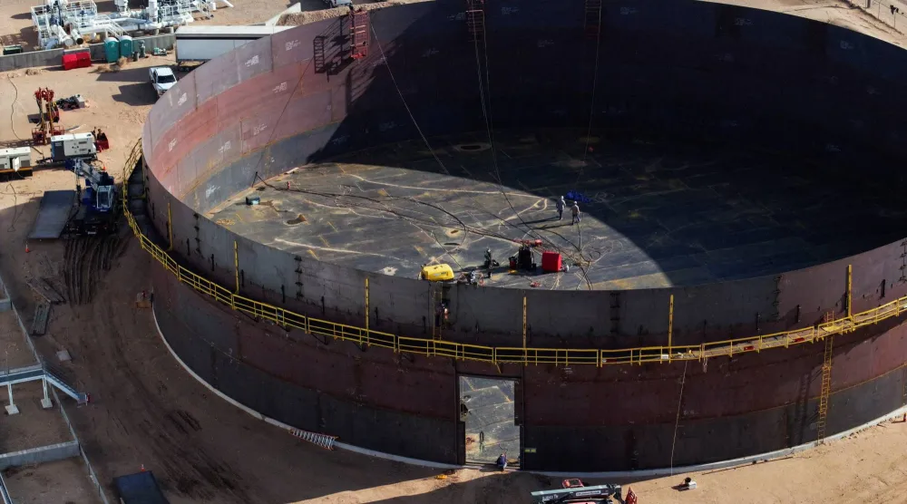 لقطة جوية تُظهر بناء خزان نفط خام في ميدلاند، تكساس (رويترز)