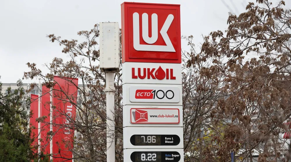 لوحة إعلانية لمحطة وقود «لوك أويل» في بوخارست (إ.ب.أ) 