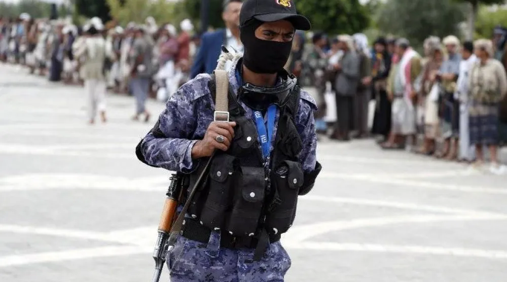 مسلح حوثي يراقب تجمعاً لرجال القبائل في صنعاء (إ.ب.أ)