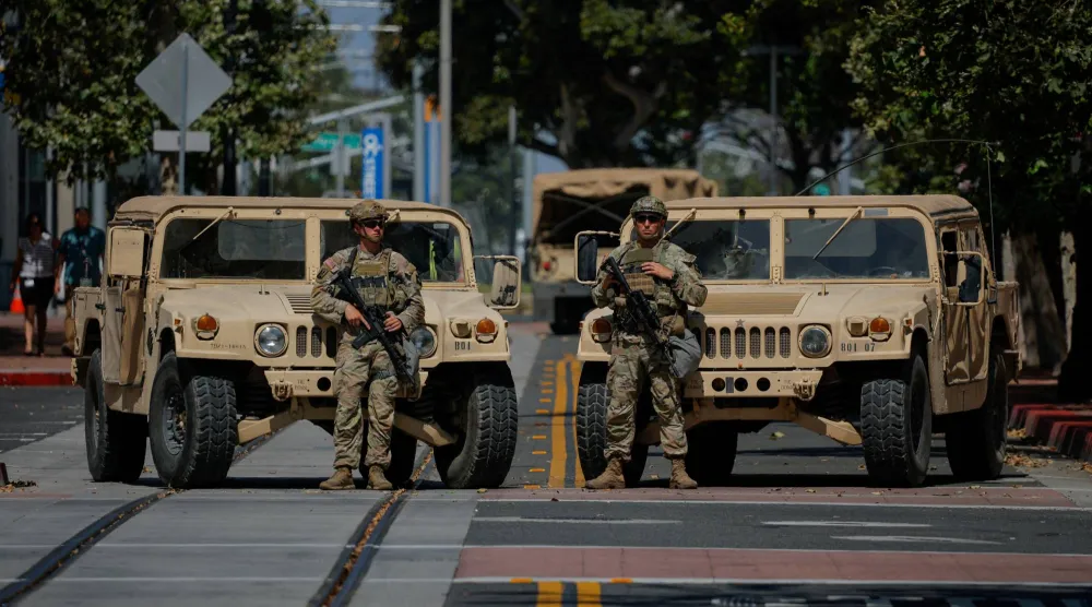 أفراد من الحرس الوطني لولاية كاليفورنيا ينتشرون خارج مجمع من المباني الفيدرالية في كاليفورنيا (رويترز) 