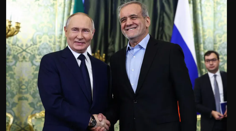 الرئيس الروسي فلاديمير بوتين (يسار) يصافح نظيره الإيراني مسعود بزشكيان خلال لقائهما في موسكو (رويترز)