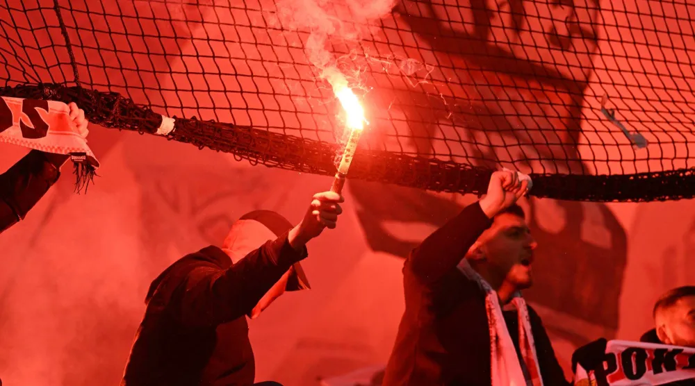 مشجعو شتوتغارت أكدوا أنهم لن يتسامحوا مع أي احتجاجات من آخرين في مدرجاتهم (رويترز)