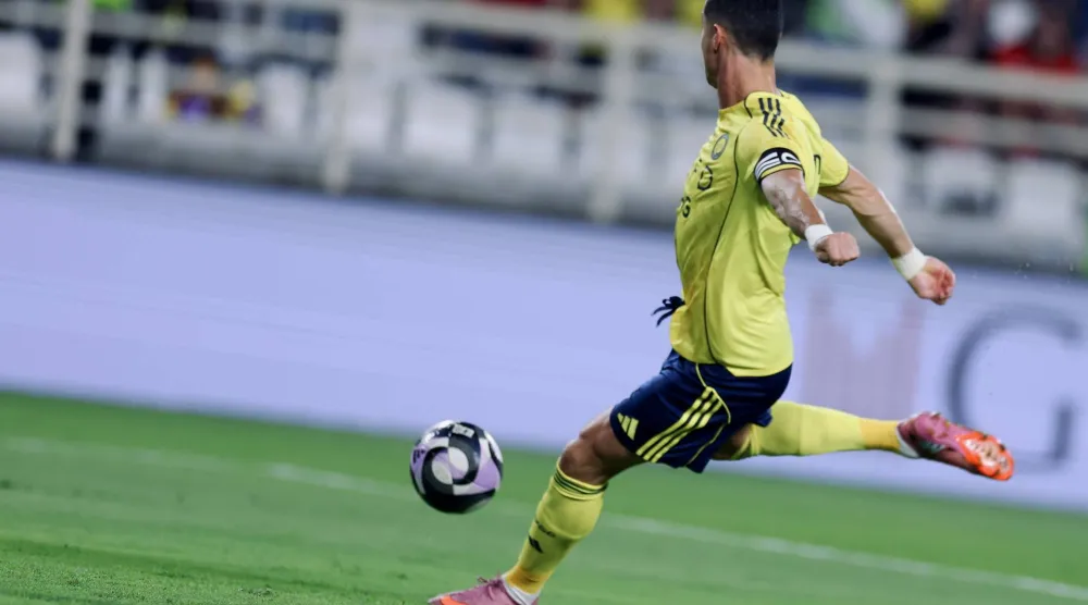 رونالدو يسدد الكرة في شباك الوحدة (نادي النصر)