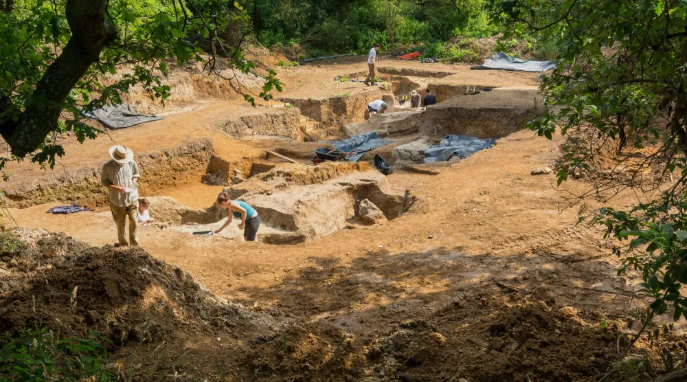 موقع تنقيب عن رواسب بركة عمرها 400 ألف عام في بارنهام يظهر فيه أقدم موقد (أ.ب)