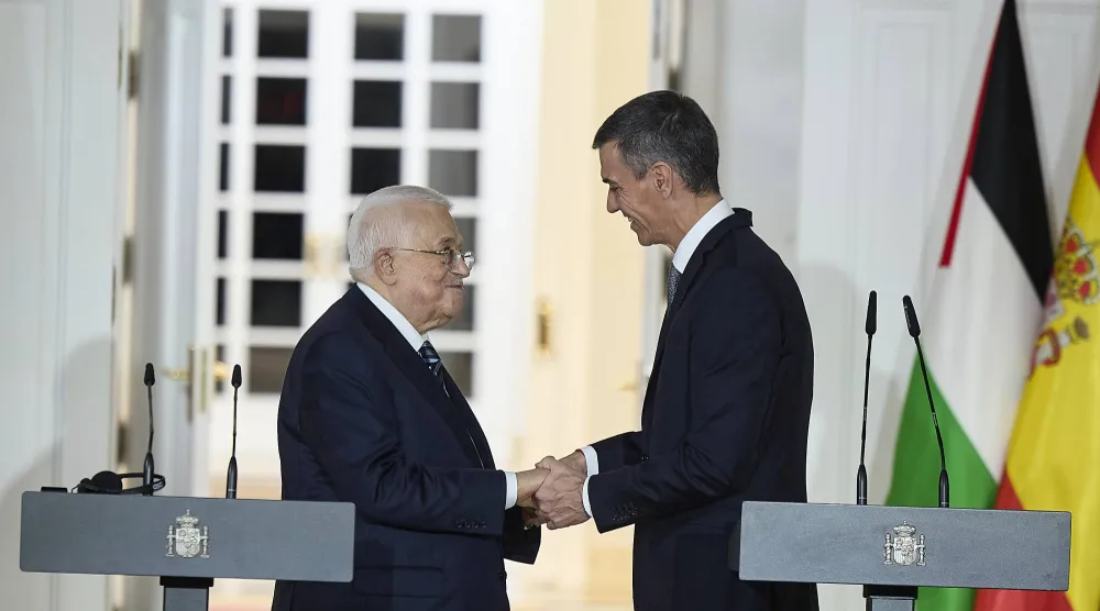 الرئيس الفلسطيني محمود عباس (يسار) يصافح رئيس الوزراء الإسباني بيدرو سانشيز خلال مؤتمر صحافي (د.ب.أ)