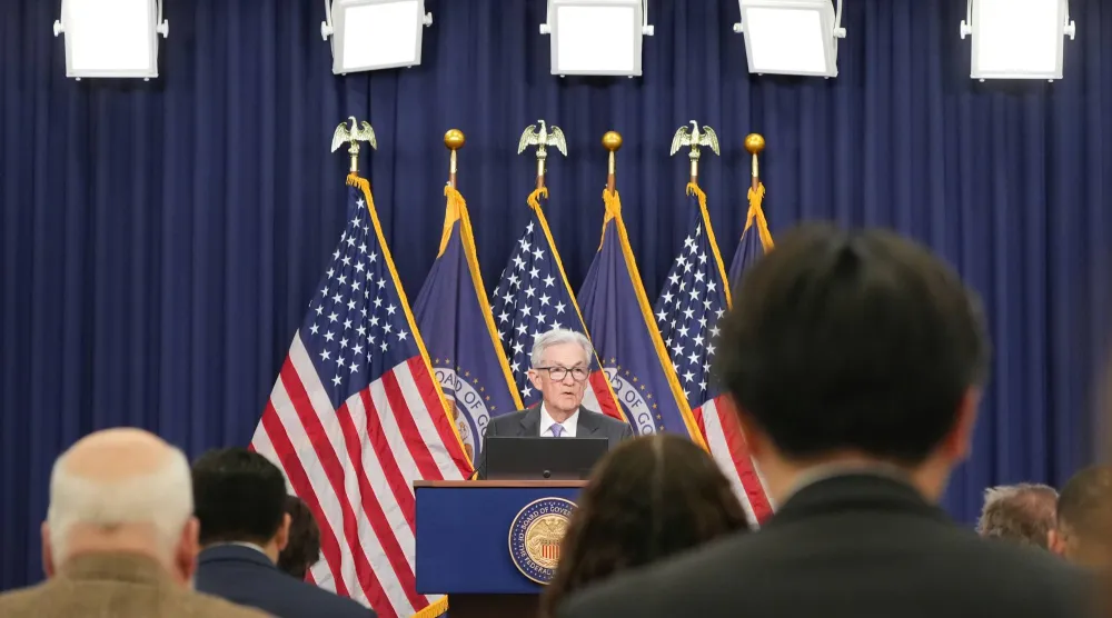 باول في مؤتمره الصحافي بعد قرار اللجنة الفيدرالية (أ.ب)