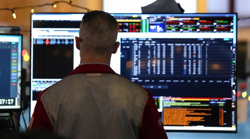 متداول يعمل على مكتبه في بورصة نيويورك (أ.ف.ب) 