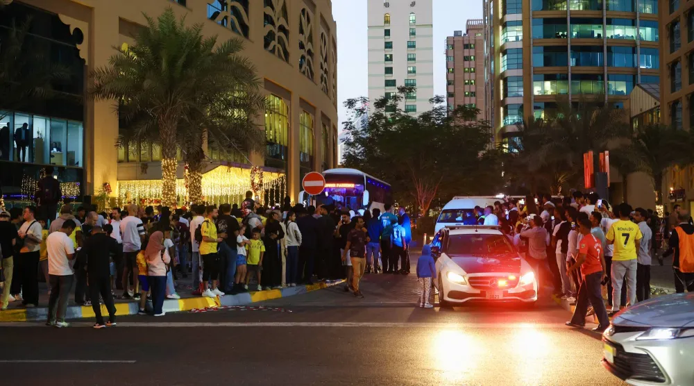 جماهير تتحلق حول مقر إقامة بعثة النصر في أبو ظبي (نادي النصر)