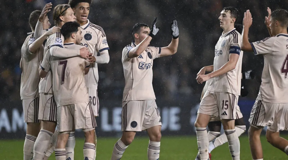 لاعبو أياكس يحتفلون بأحد أهدافهم في المباراة (إ.ب.أ)