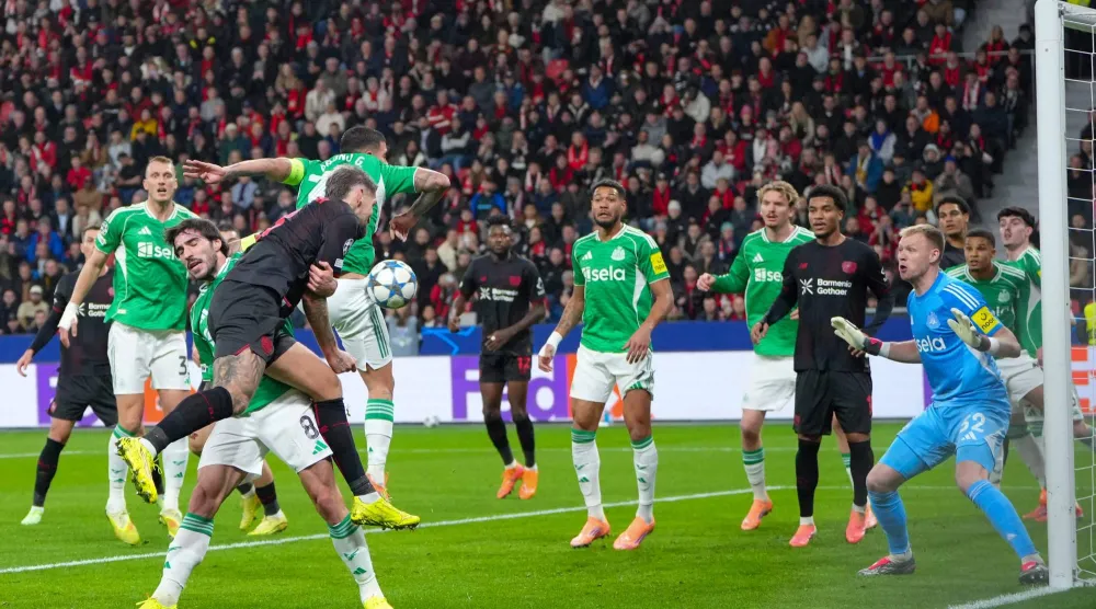 من المباراة التي جمعت ليفركوزن ونيوكاسل (أ.ف.ب)