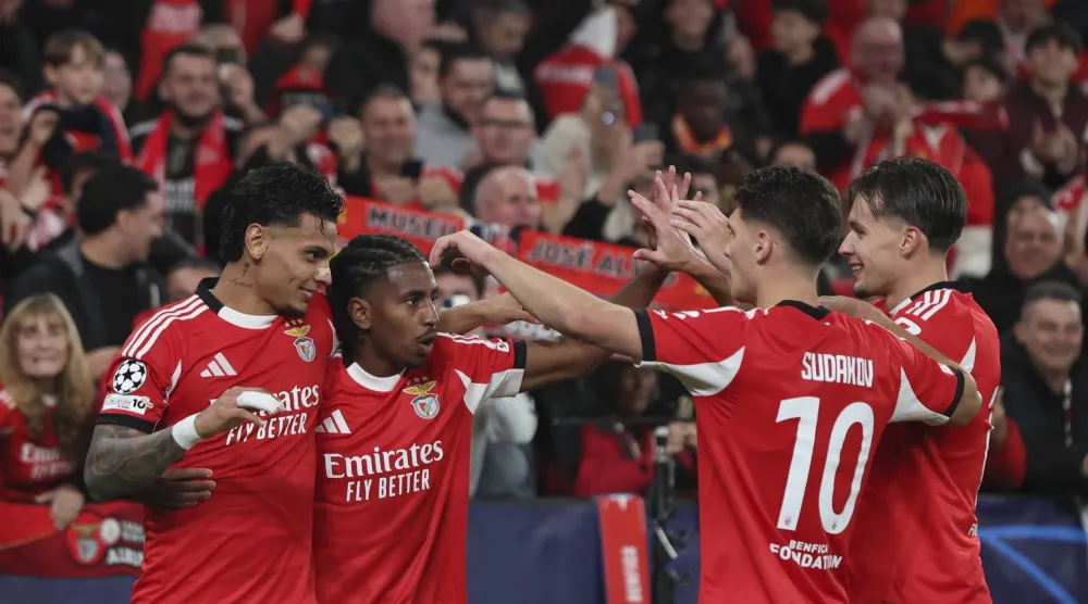 لاعبو بنفيكا يحتفلون بهدفهم الثاني (إ.ب.أ)