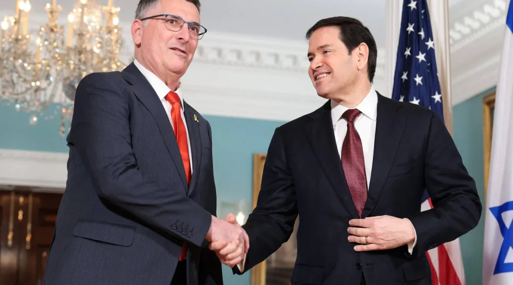 ماركو روبيو ونظيره الإسرائيلي جدعون ساعر في مقر الخارجية الأميركية في واشنطن (ا.ف.ب)