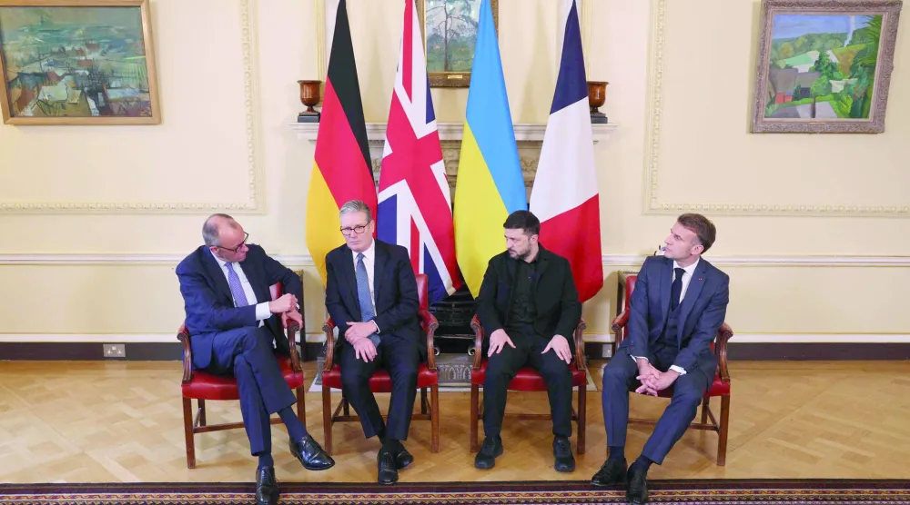 قادة «الترويكا الأوروبية» مع الرئيس الأوكراني قبل انطلاق اجتماعهم في «10 داوننغ ستريت» بلندن أمس (أ.ف.ب)