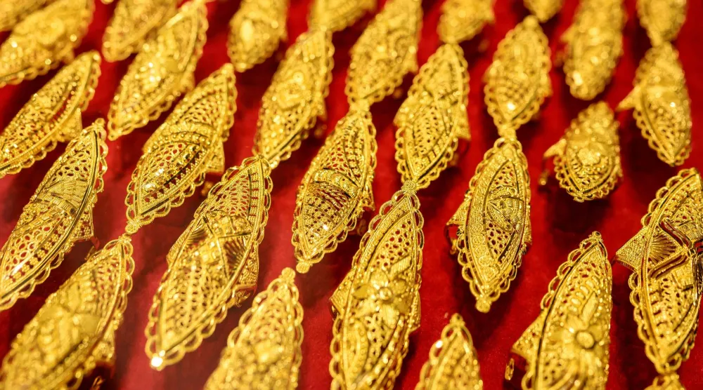 خواتم ذهبية معروضة للبيع في محل ذهب بالسوق الكبير في إسطنبول (أ.ف.ب)