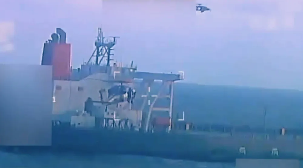 صورة مأخوذة من فيديو نُشر على حساب المدعية العامة بام بوندي، تظهر ناقلة نفط تستولي عليها القوات الأميركية قبالة سواحل فنزويلا (أ.ب)