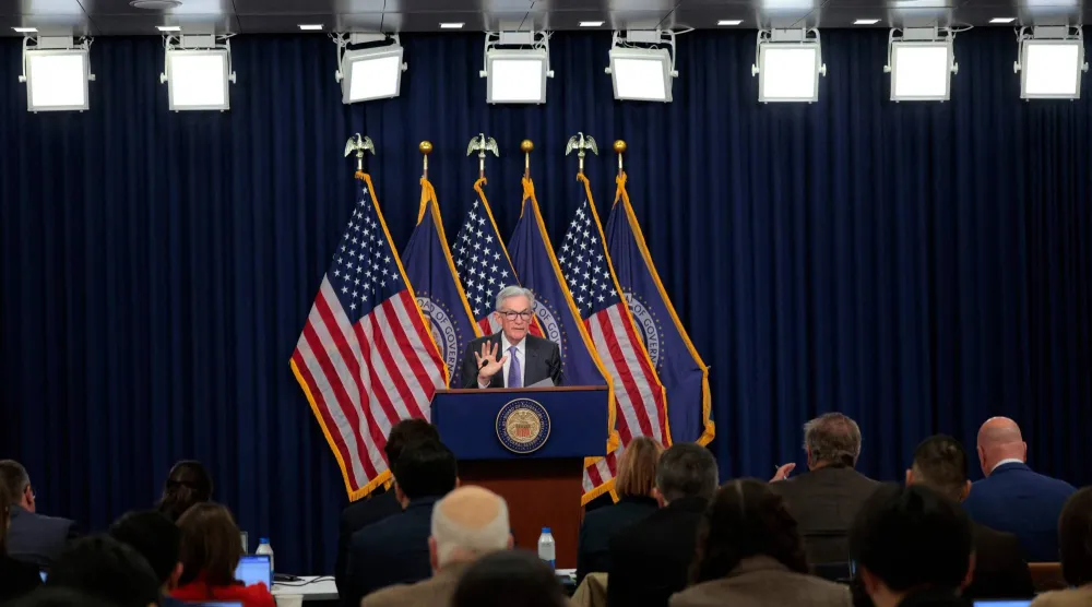 رئيس الاحتياطي الفيدرالي جيروم باول في مؤتمر صحافي عقب اجتماع لجنة السوق المفتوحة (أ.ف.ب)