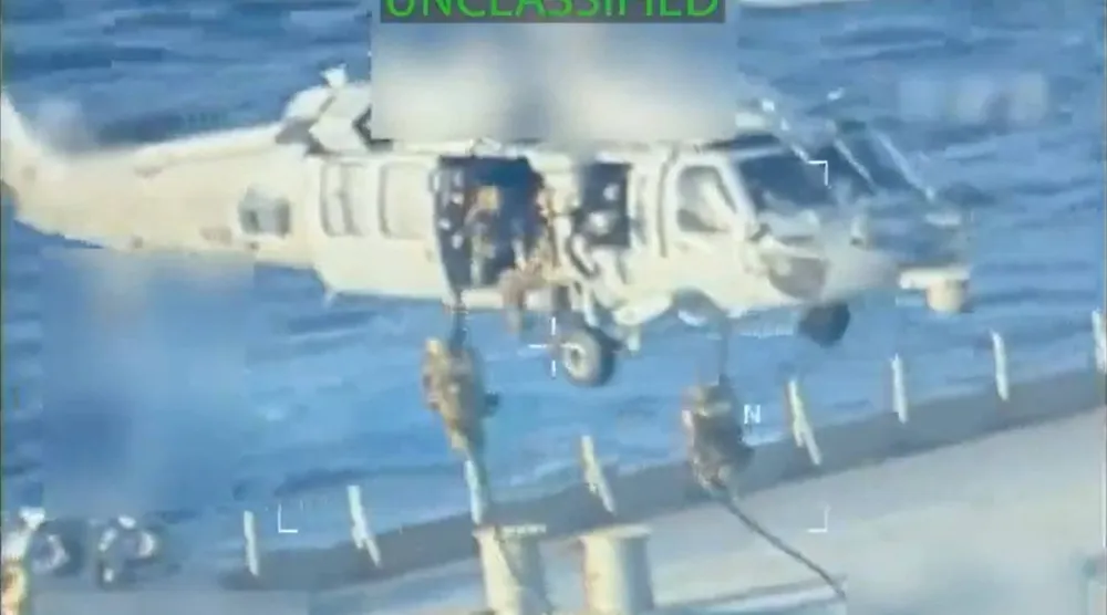 صورة مأخوذة من مقطع فيديو تُظهر تنفيذ مذكرة مُصادَرة لناقلة نفط خام كانت تُستخدَم لنقل نفط خاضع للعقوبات من فنزويلا وإيران (أ.ف.ب)