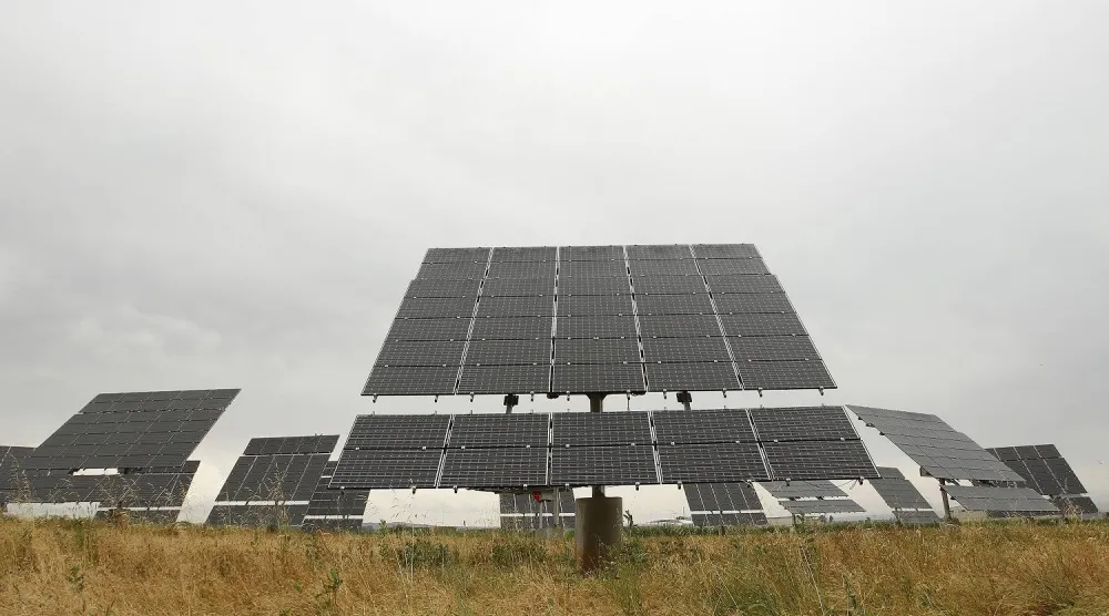 ألواح شمسية في مزرعة بمدينة لينيولا شمال شرقي إسبانيا (رويترز)