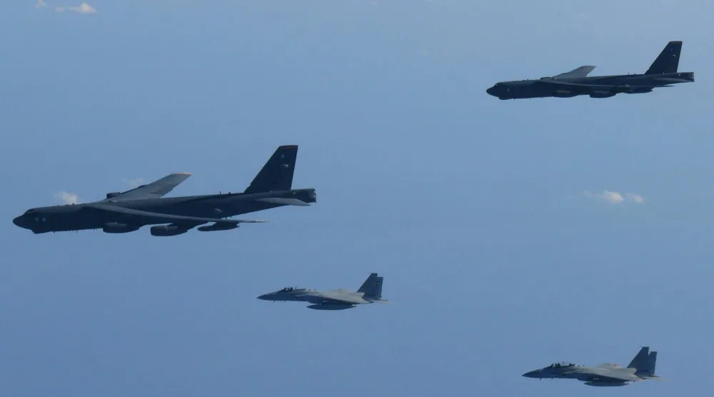 مقاتلات «إف-15» التابعة للجناح الجوي السادس لقوات الدفاع الجوي اليابانية تجري تدريباً عسكرياً مشتركاً مع قاذفات «بي-52» الأميركية فوق بحر اليابان (رويترز)