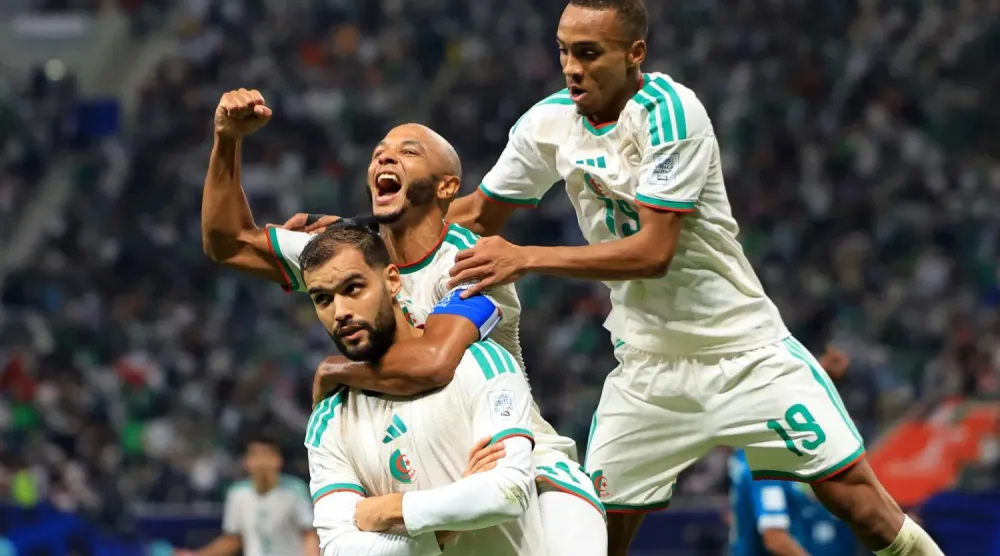 فرحة لاعبي الجزائر بالفوز على العراق (رويترز)