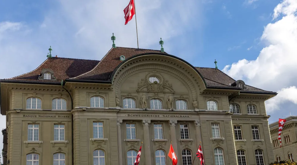 البنك الوطني السويسري في برن (رويترز)