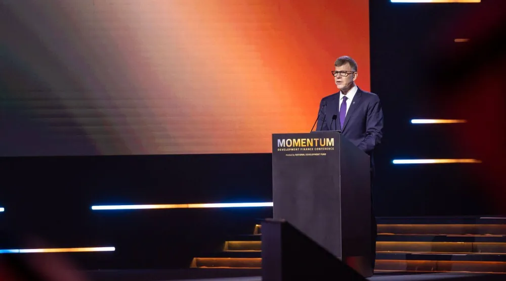 محافظ الصندوق متحدثاً في المؤتمر (الشرق الأوسط)