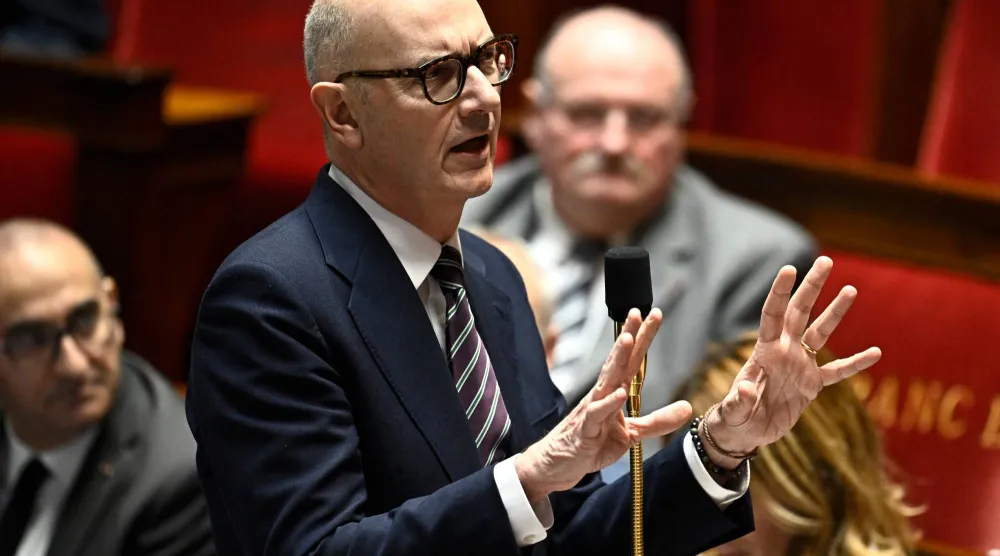 وزير الاقتصاد والمالية الفرنسي رولان ليسكور يجيب عن الأسئلة خلال جلسة استجواب حكومية في «الجمعية الوطنية» (أ.ف.ب)