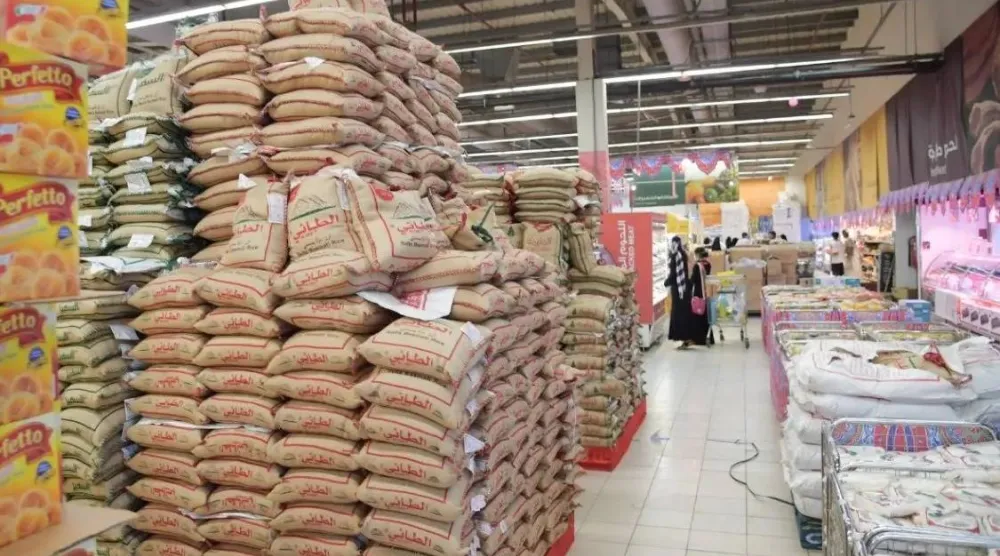 سلع غذائية في أحد مراكز التسوق في السعودية (واس)