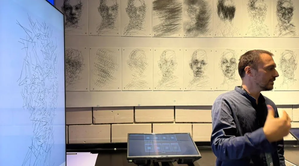 الإيطالي ماركو في مساحته الفنّية ضمن «أسبوع مسك للفنون» (الشرق الأوسط)