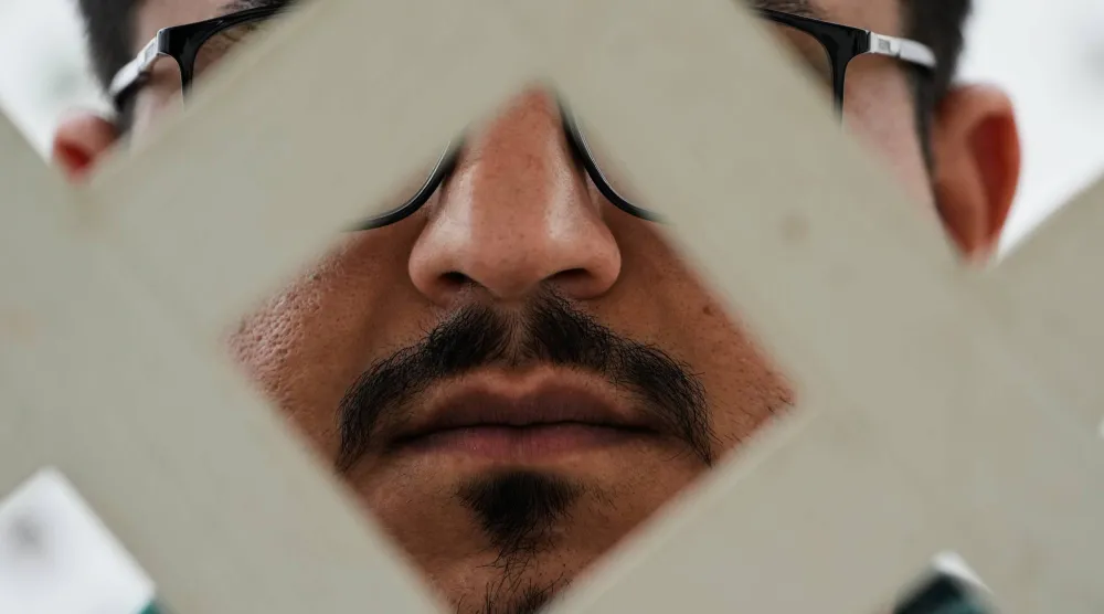 تم تصوير روح الله. ر. الذي لم يرغب في إظهار وجهه أو الكشف عن اسم عائلته خوفاً من إدارة الهجرة والجمارك الأميركية منزله في نورث هايلاندز - كاليفورنيا الجمعة 5 ديسمبر 2025 (اب)