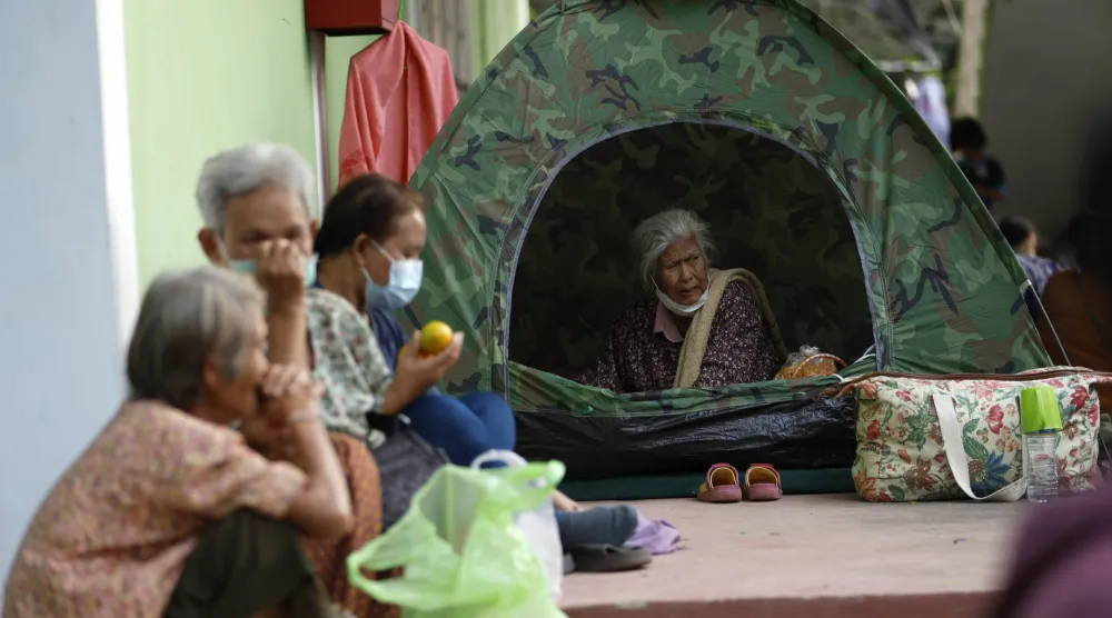 نازحون تايلانديون يحتمون داخل ملاجئ في سورين يوم 11 ديسمبر (إ.ب.أ)