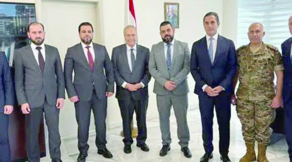 الوزير طارق متري مستقبلاً الوفد السوري في بيروت مطلع سبتمبر 2025 (إكس)