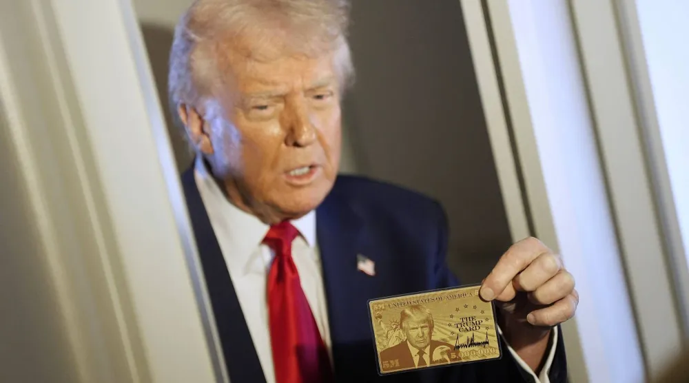 الرئيس الأميركي دونالد ترمب يحمل «البطاقة الذهبية» أثناء حديثه للصحافيين على متن طائرة الرئاسة في أبريل الماضي (أ.ب)