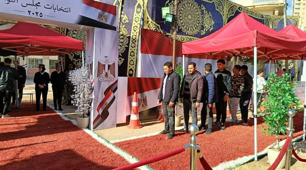 مصريون أمام أحد مراكز الاقتراع في انتخابات «النواب» بالإسكندرية الخميس (تنسيقية شباب الأحزاب)