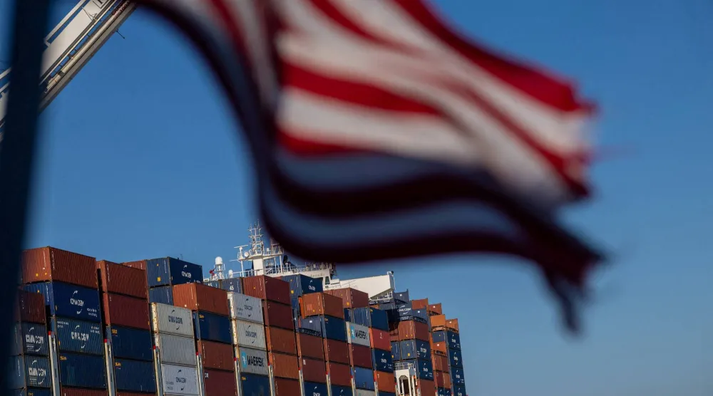 سفينة شحن محملة بالحاويات في ميناء أوكلاند بكاليفورنيا (رويترز)