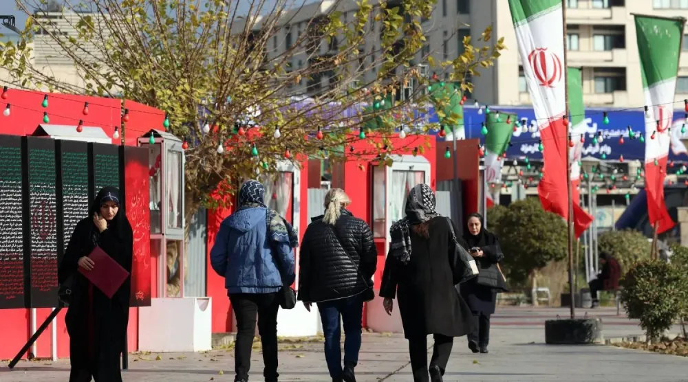 أعلام إيرانية وسط العاصمة طهران الأربعاء الماضي (إ.ب.أ)