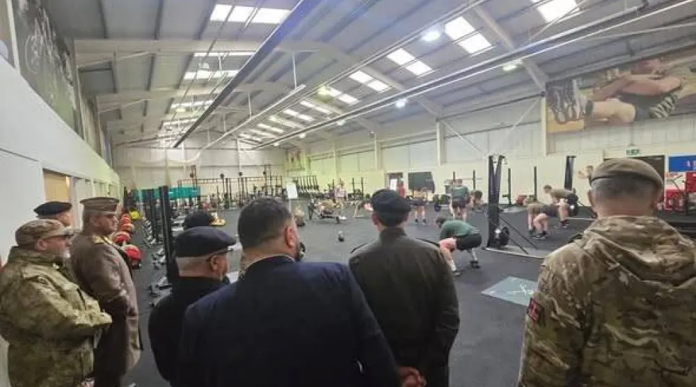 جانب من زيارة وفد عسكري بحكومة «الوحدة» الليبية لمؤسسات تعليمية عسكرية عليا ومتوسطة بالجيش البريطاني (رئاسة الأركان بغرب ليبيا)