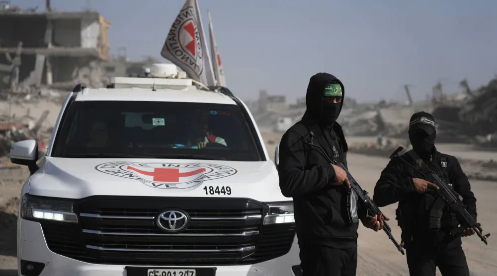 عناصر من «حماس» برفقة أعضاء من اللجنة الدولية للصليب الأحمر يتوجهون إلى حي الزيتون في مدينة غزة للبحث عن رفات الرهائن المتوفين (أ.ب)