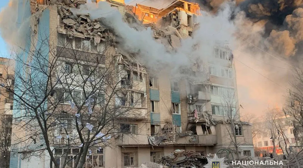 مبنى سكني متضرر بشدة في أعقاب غارة جوية روسية بمدينة تيرنوبل بأوكرانيا 19 نوفمبر 2025 (أ.ف.ب)