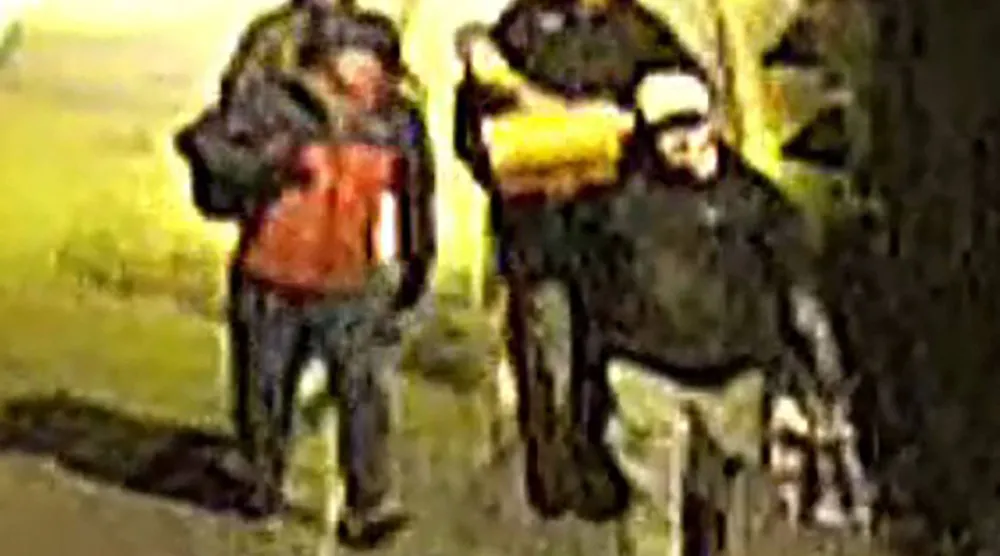 ناشدت شرطة آيفون وسوميرست الجمهور تقديم معلومات حول أربعة رجال رصدتهم كاميرات مراقبة أمام مبنى بمدينة بريستول (أ.ف.ب)