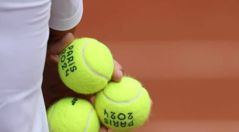 Paris 2024 Olympics - Tennis Training - Roland Garros Stadium, Paris, France - July 24, 2024. General view of tennis balls during training REUTERS/Claudia Greco