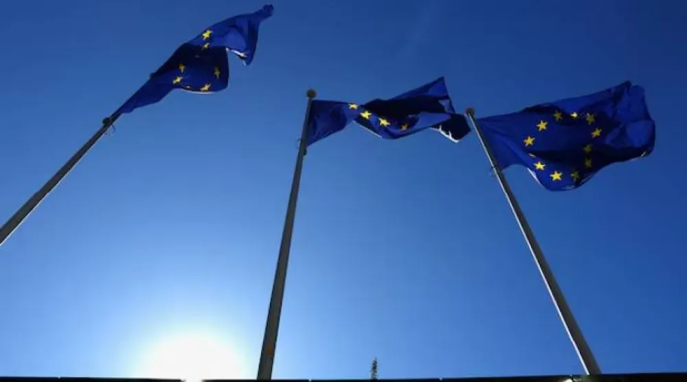 تُرفرف أعلام الاتحاد الأوروبي خارج مقر المفوضية في بروكسل (رويترز)