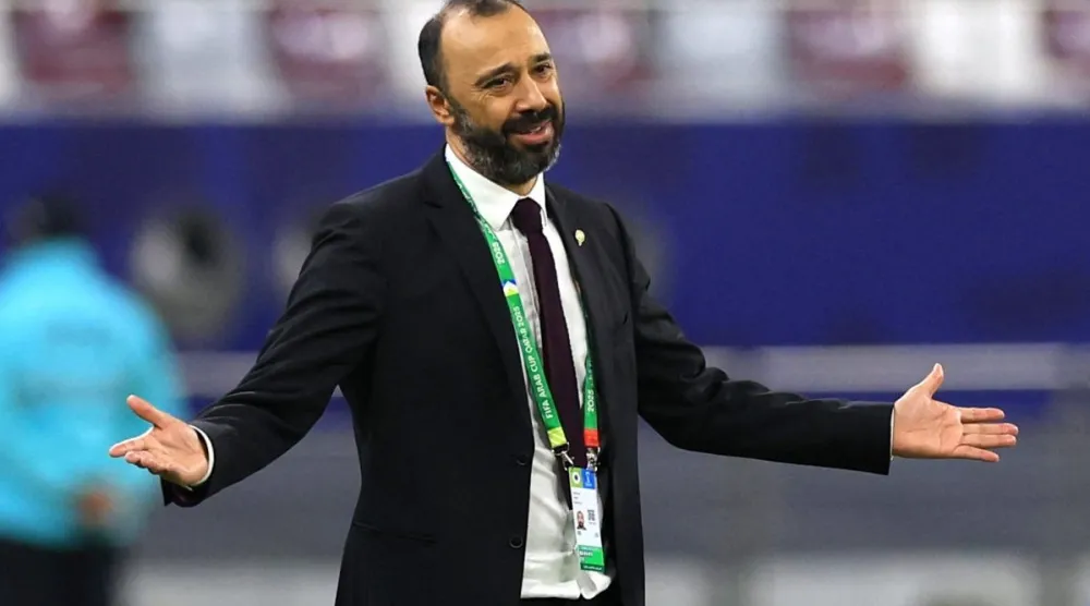 السكتيوي يوجه لاعبيه خلال المباراة (رويترز)