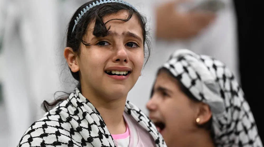 طفلة فلسطينية تبكي بعد خسارة منتخب بلادها في نصف نهائي كأس العرب (تصوير: بشير صالح) 