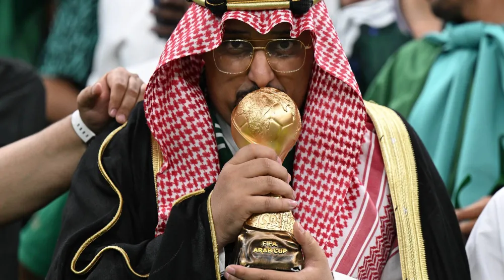 مشجع سعودي محتفلاً بعد بلوغ الأخضر مرحلة نصف نهائي كأس العرب (تصوير: بشير صالح) 