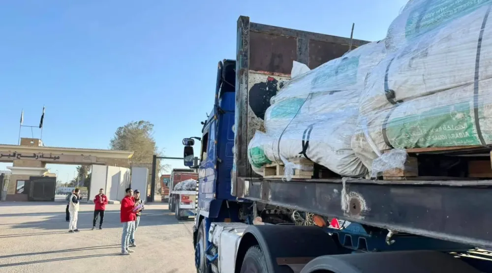 Suudi Arabistan'dan gelen insani yardım malzemeleri yüklü kamyonlar Refah sınır kapısından geçiyor (Kral Salman Yardım Merkezi)