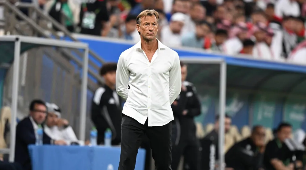 رينارد يراقب أداء لاعبيه خلال المباراة (تصوير: بشير صالح) 