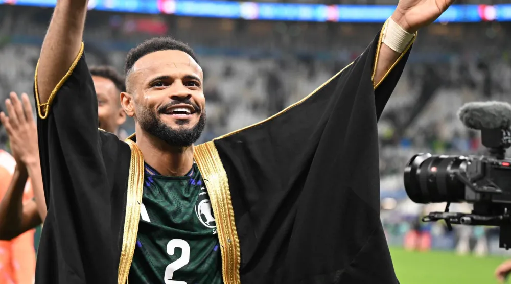 مجرشي مرتدياً البشت خلال الاحتفال بالتأهل (تصوير: بشير صالح)